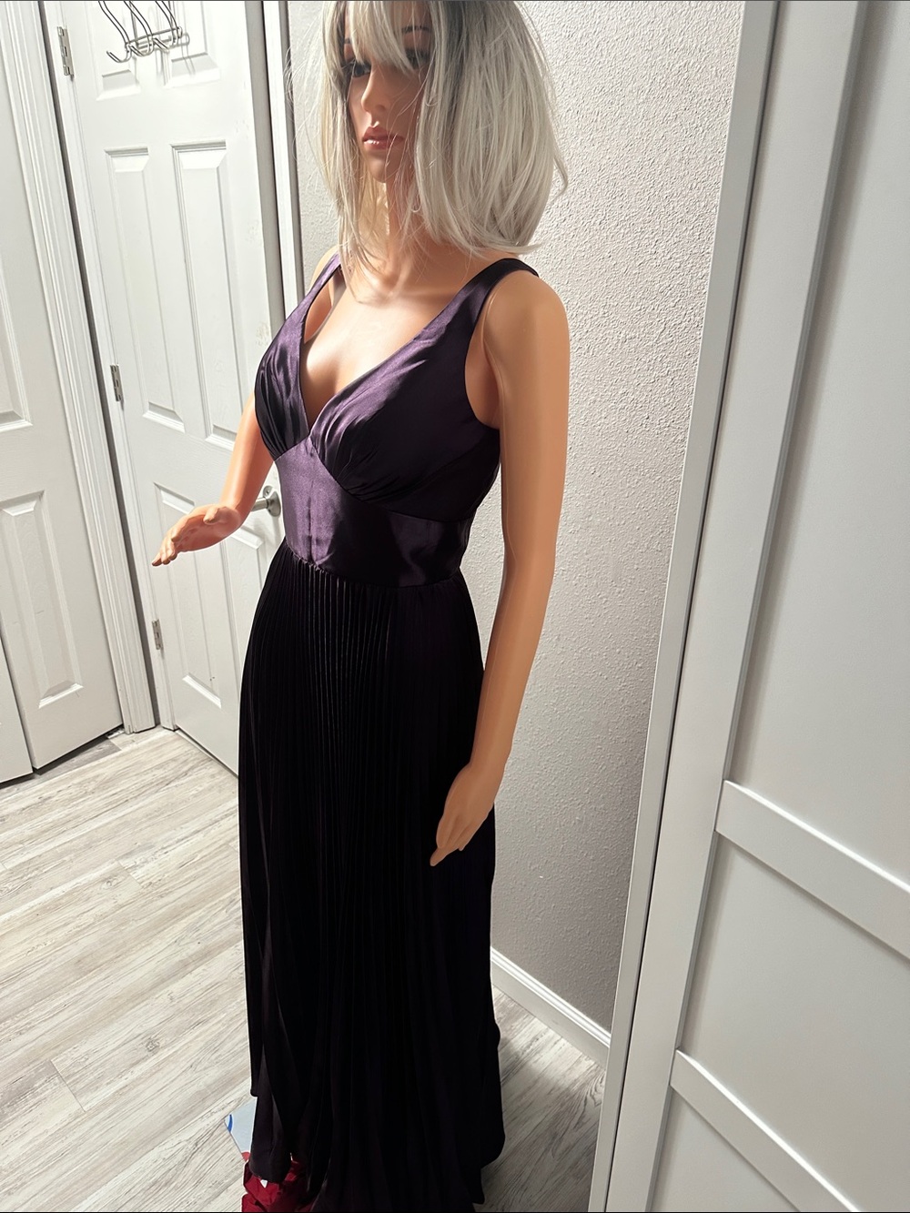 ๐Deep Plum V-Neck pleated sleeveless midi NWT dress - M ๐ - Picture 6 of 11